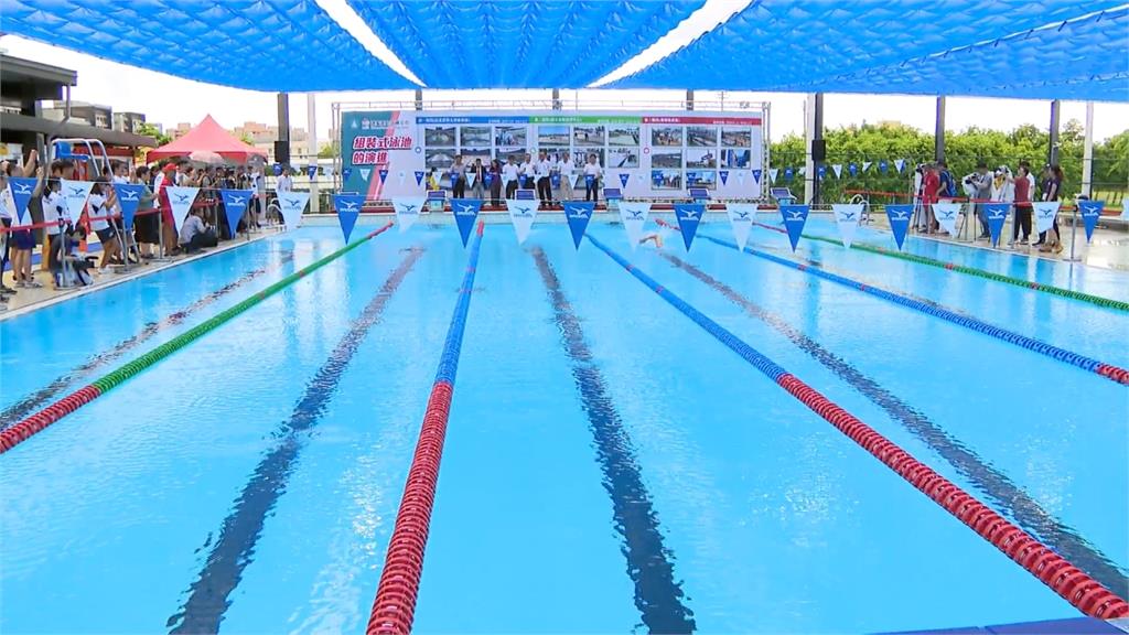 國訓組裝式泳池啟用 體育署長全套泳裝下水體驗