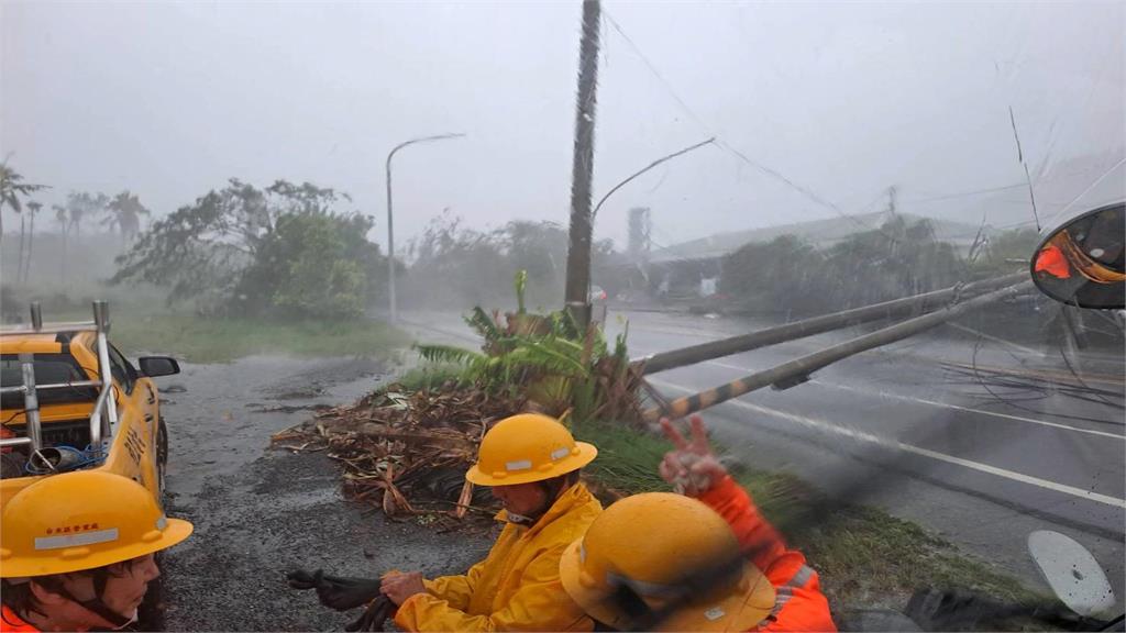 海葵強襲！台東最多逾4萬戶停電　電線桿倒下爆炸瞬間全都錄