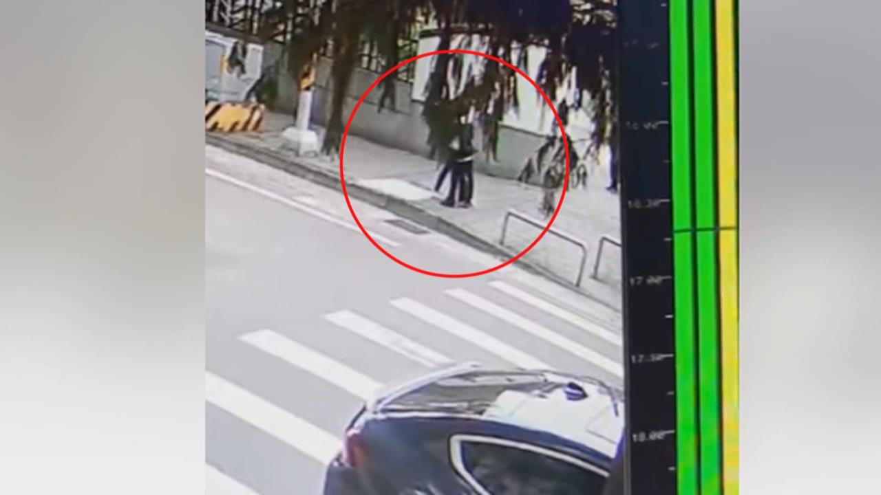 桃園爆隨機攻擊！陌生女疑情變　遷怒鎖喉、拖行國小生