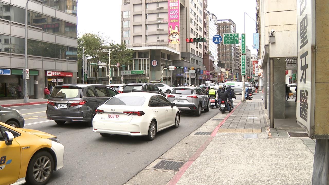 不滿被按喇叭！　雨衣騎士怒拿「沖天炮」發射嚇人