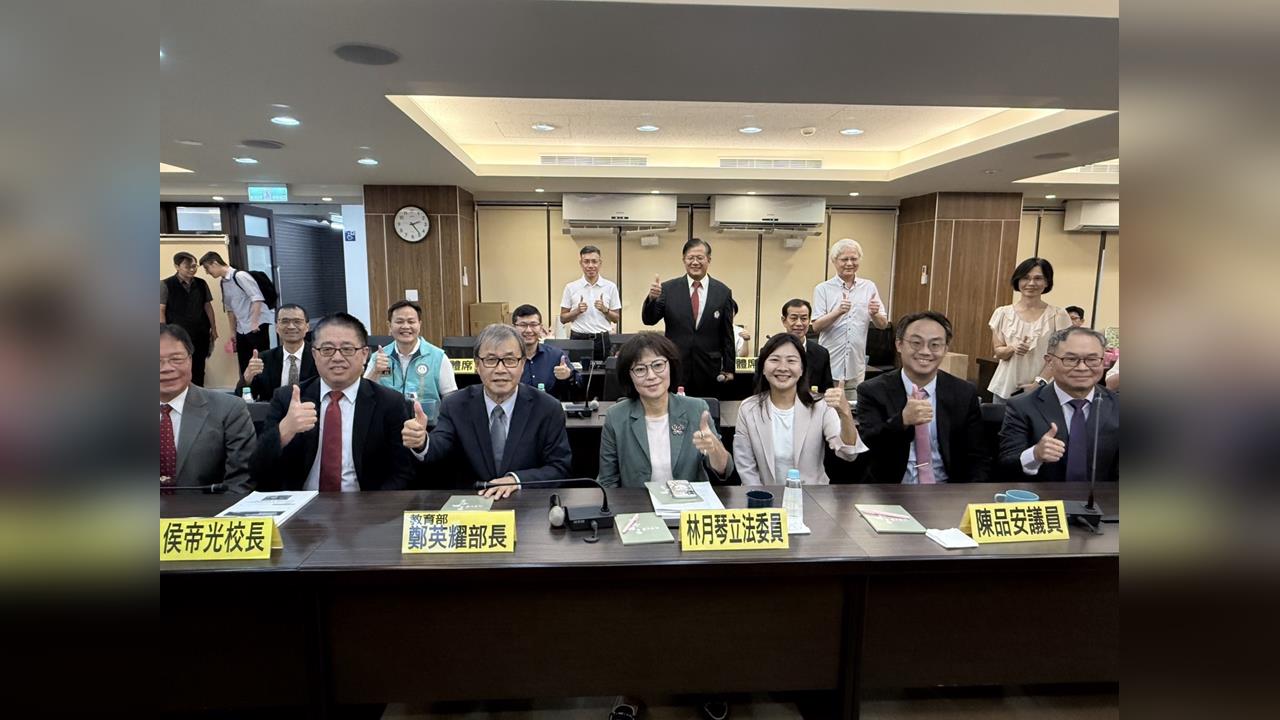 快新聞／苗栗學生有福了！林月琴邀鄭英耀走訪3校　校安、AI教學獲承諾支持