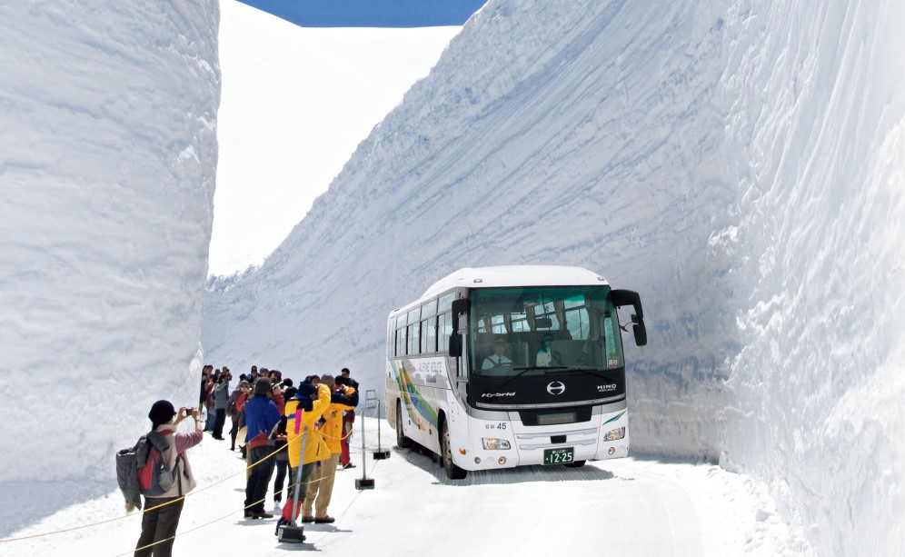日本立山黑部開山！　「雪之大谷」暴風雪暫停參觀
