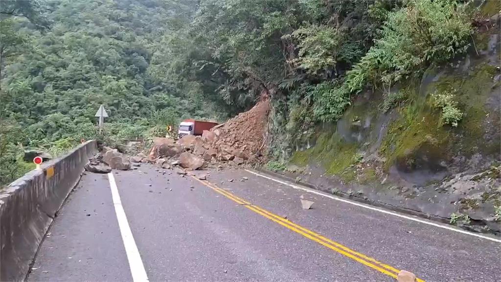 台九線上午落石砸車　下午連2次坍方交通一度中斷