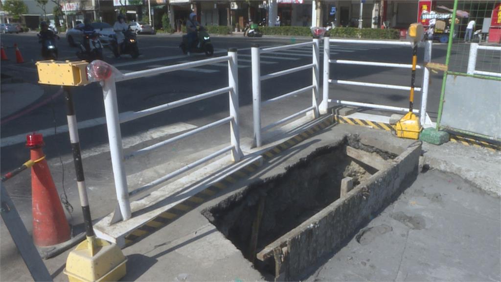 好奇靠圍籬觀看工程　老翁探頭望下水道慘跌坑洞中
