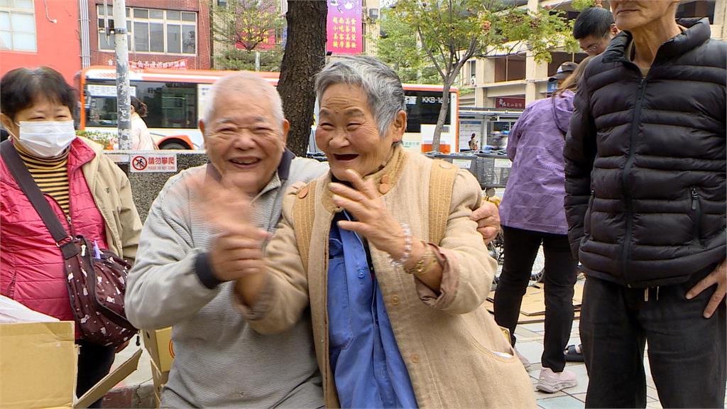 寒冬送暖！善心人士「刈包吉」　龍山寺發愛心物資供街友溫飽