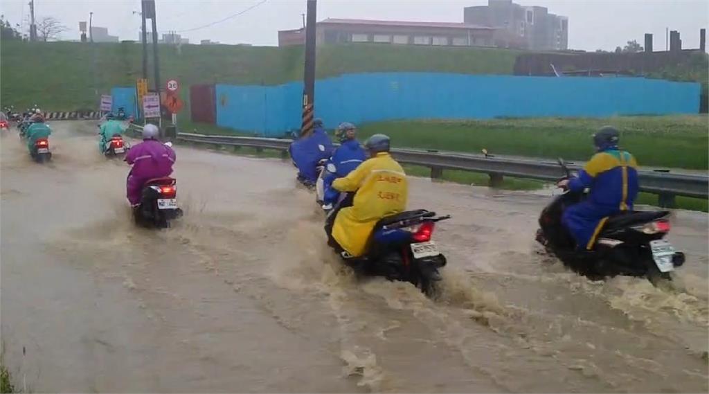 新北五股疏洪十路積水「長30公尺」　騎士冒雨「騎在黃河中」