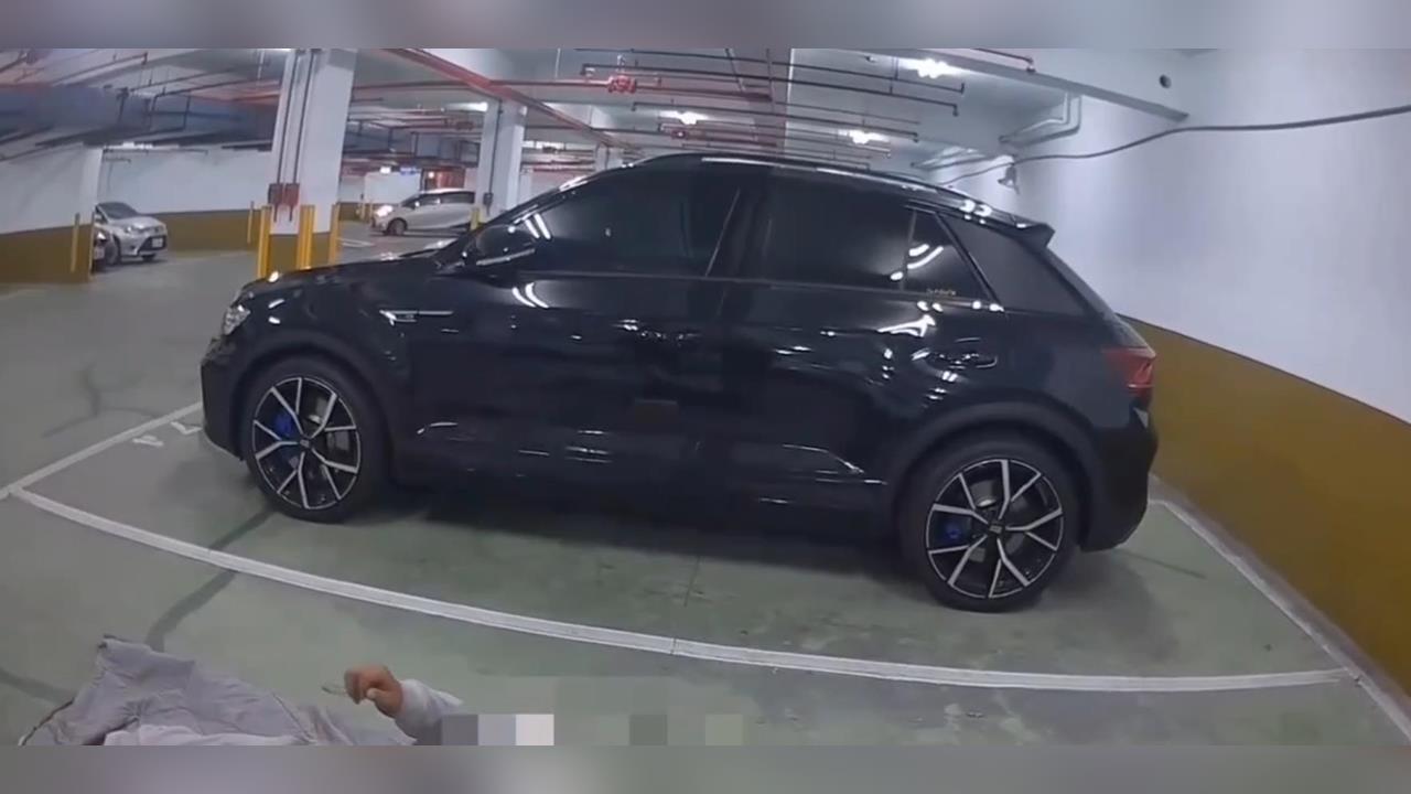 快新聞／倒臥停車格！宜蘭男就地打地鋪睡覺　警方勸戒離開