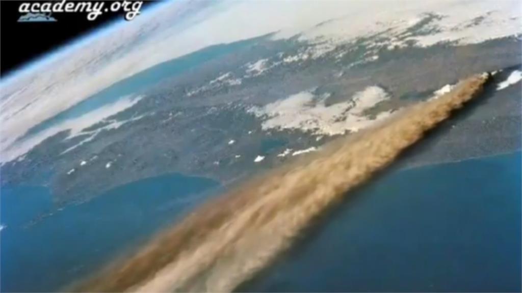 從外太空看「火山爆發」壯觀畫面曝光！網友見「2點」傻眼：假的