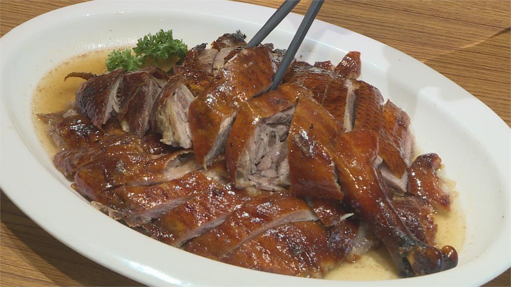 美食對抗疫情 ! 巨大燒鵝腿便當吸睛