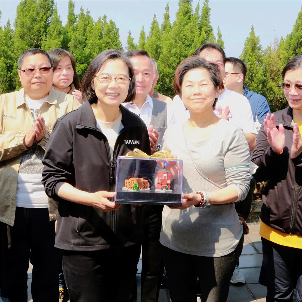 快新聞／清明連假前夕造訪史明墓　蔡英文：一起做勇敢的台灣人