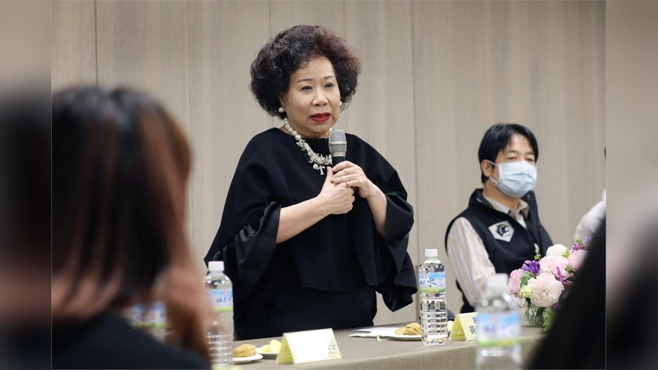 快新聞/藍白挺柯上凱道「無一敢保證清白」!作家怒批柯文哲:披白袍唯我獨尊的大騙子