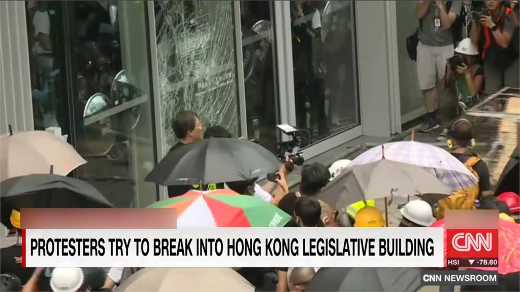 鐵龍車撞立法會大門！香港七一遊行變警民對峙