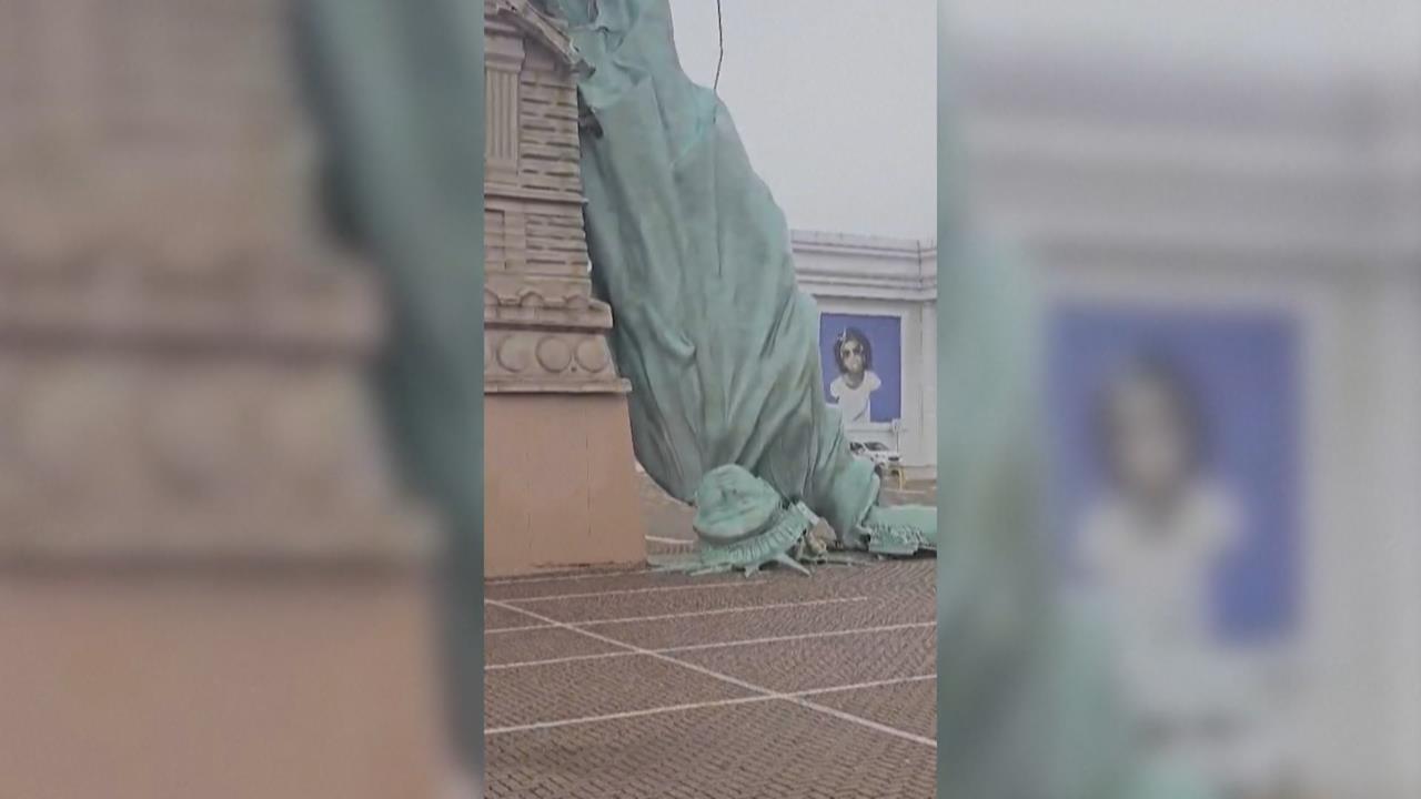 不敵強風！巴西自由女神像倒頭栽　民眾直擊驚險瞬間