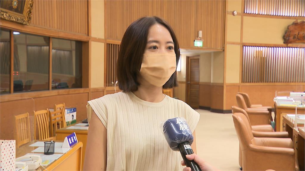 議員比中指？拿鞋打架？女力拚連任各出奇招