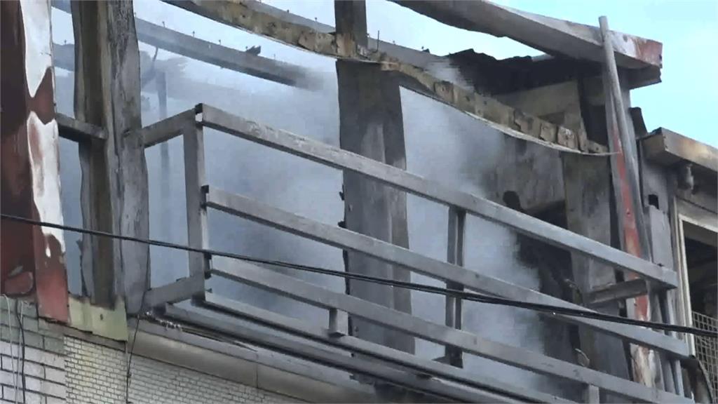 失火了！鄰居及時叫醒熟睡屋主 頂加鐵皮屋竄火幸全家順利逃生