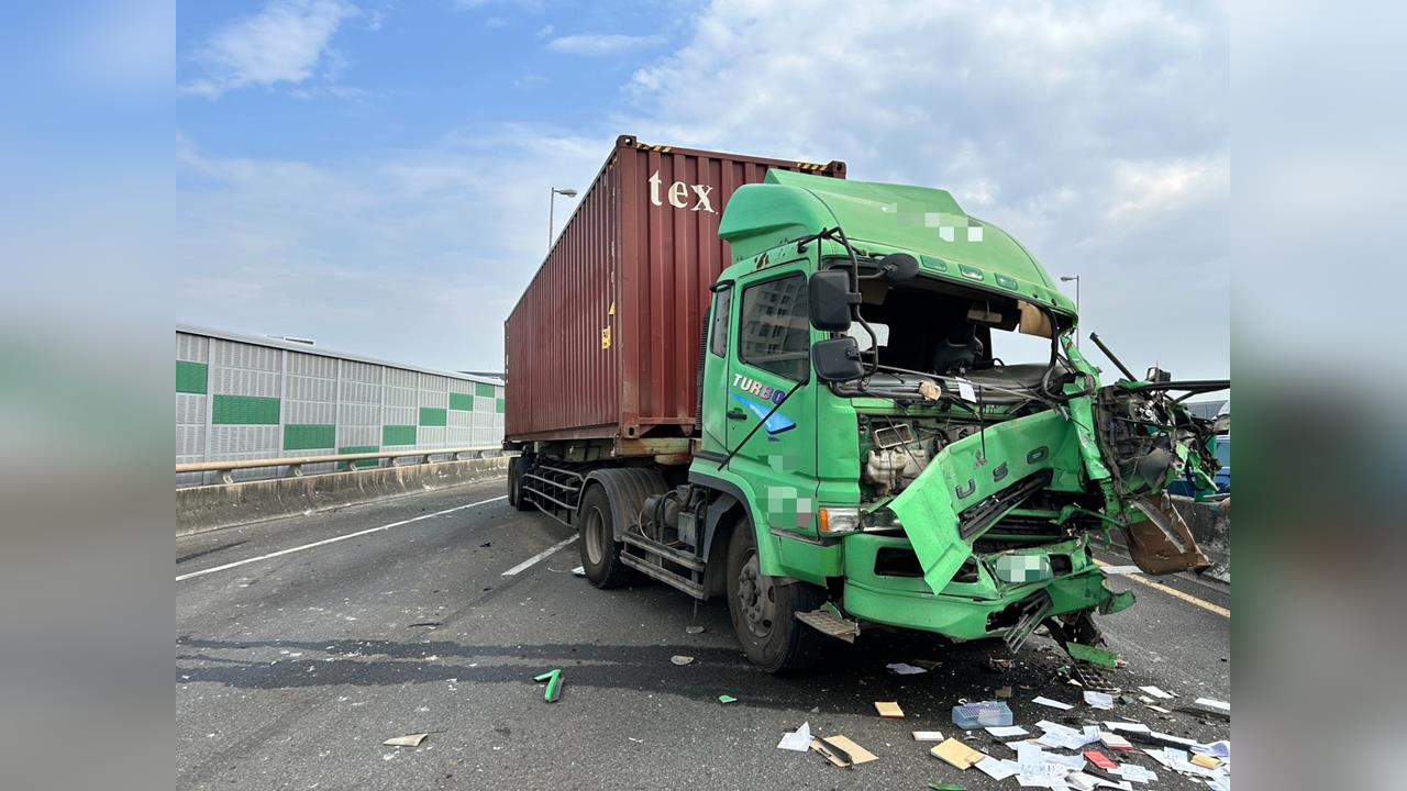 快新聞／國道10號嚴重車禍！7車連環撞畫面曝　6人輕傷送醫
