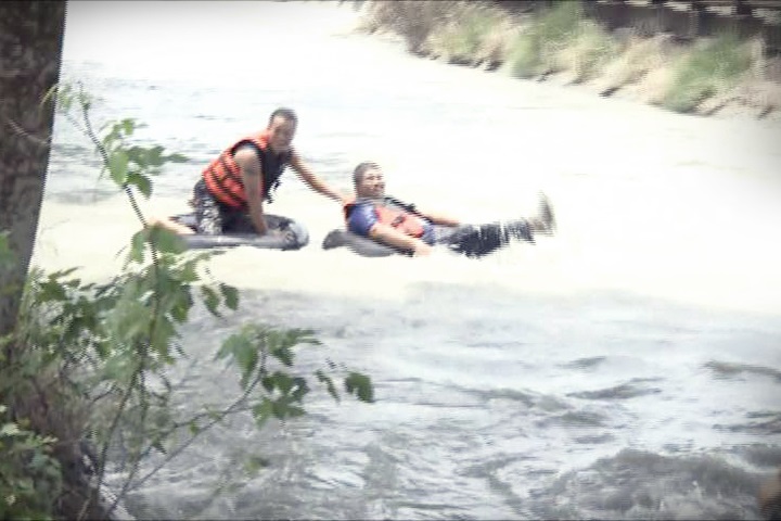 獅山大圳「漂漂河」！遊客抱竹筒隨水流