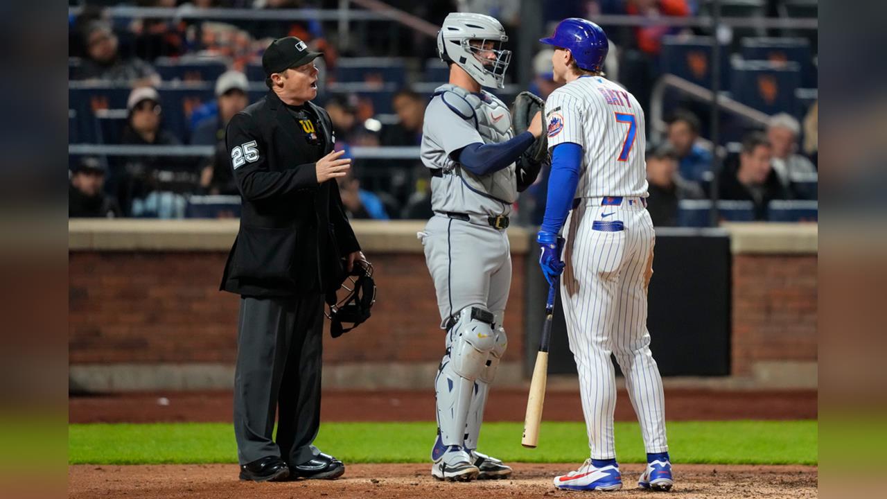 MLB(影)／主審「幻想式執法」根本沒摸頭盔卻被判挑戰！大都會離奇ABS引爆爭議