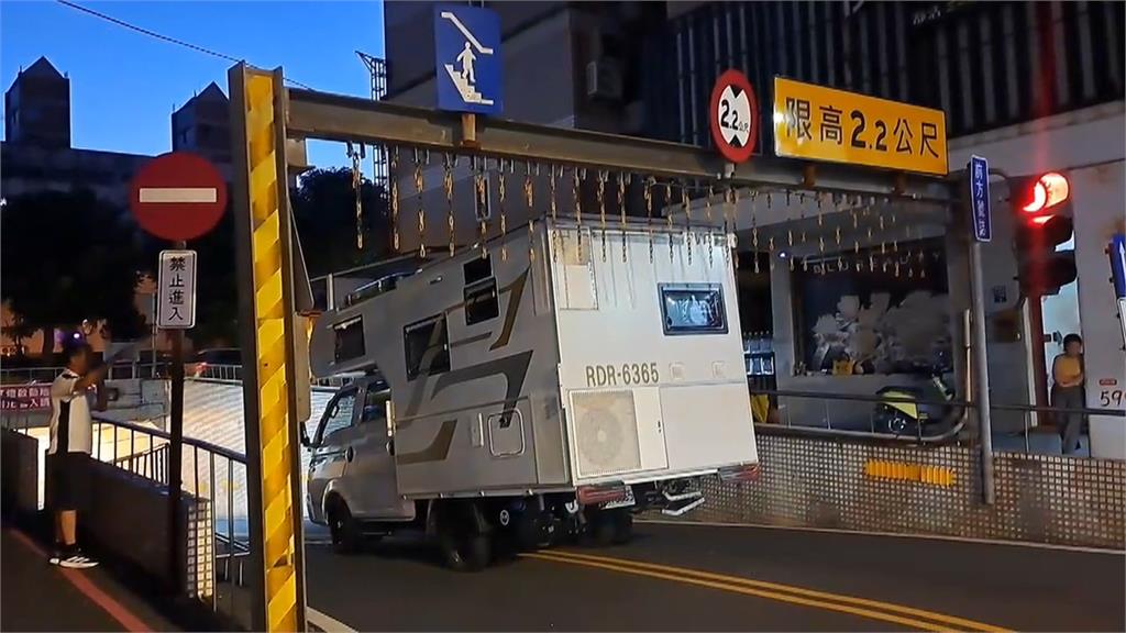 沒注意限高誤闖羅東地下道　露營車受困2小時「害交通打結」
