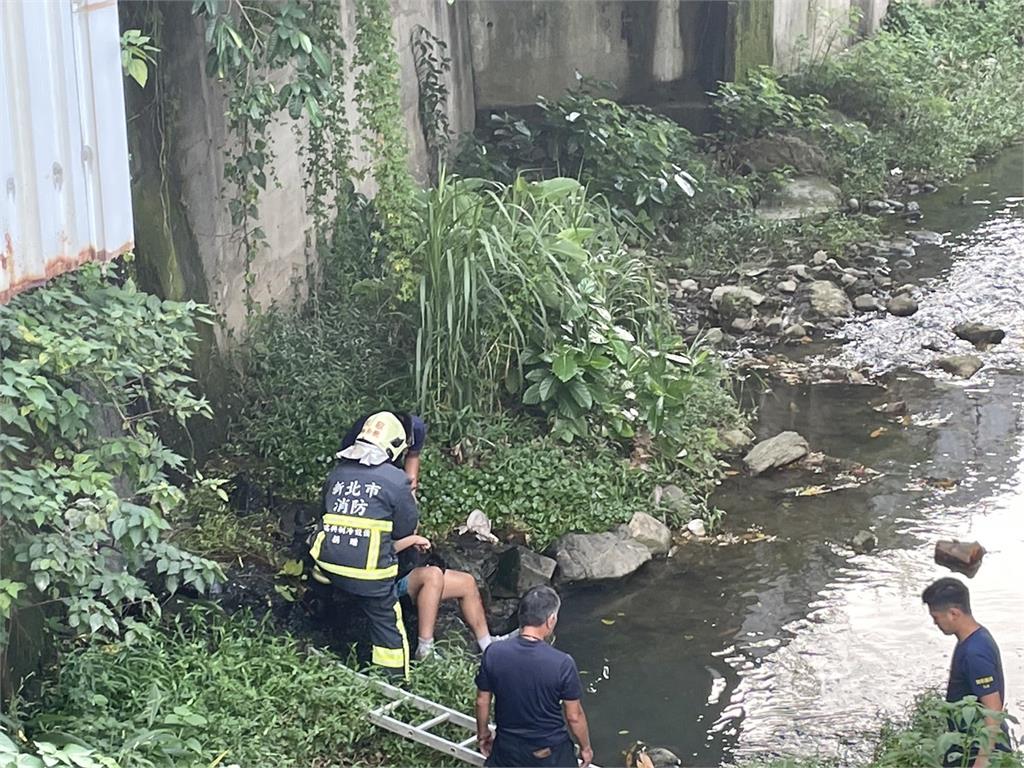 快新聞／驚！男大生打完球要回家　機車撞橋頭慘跌6公尺溪底