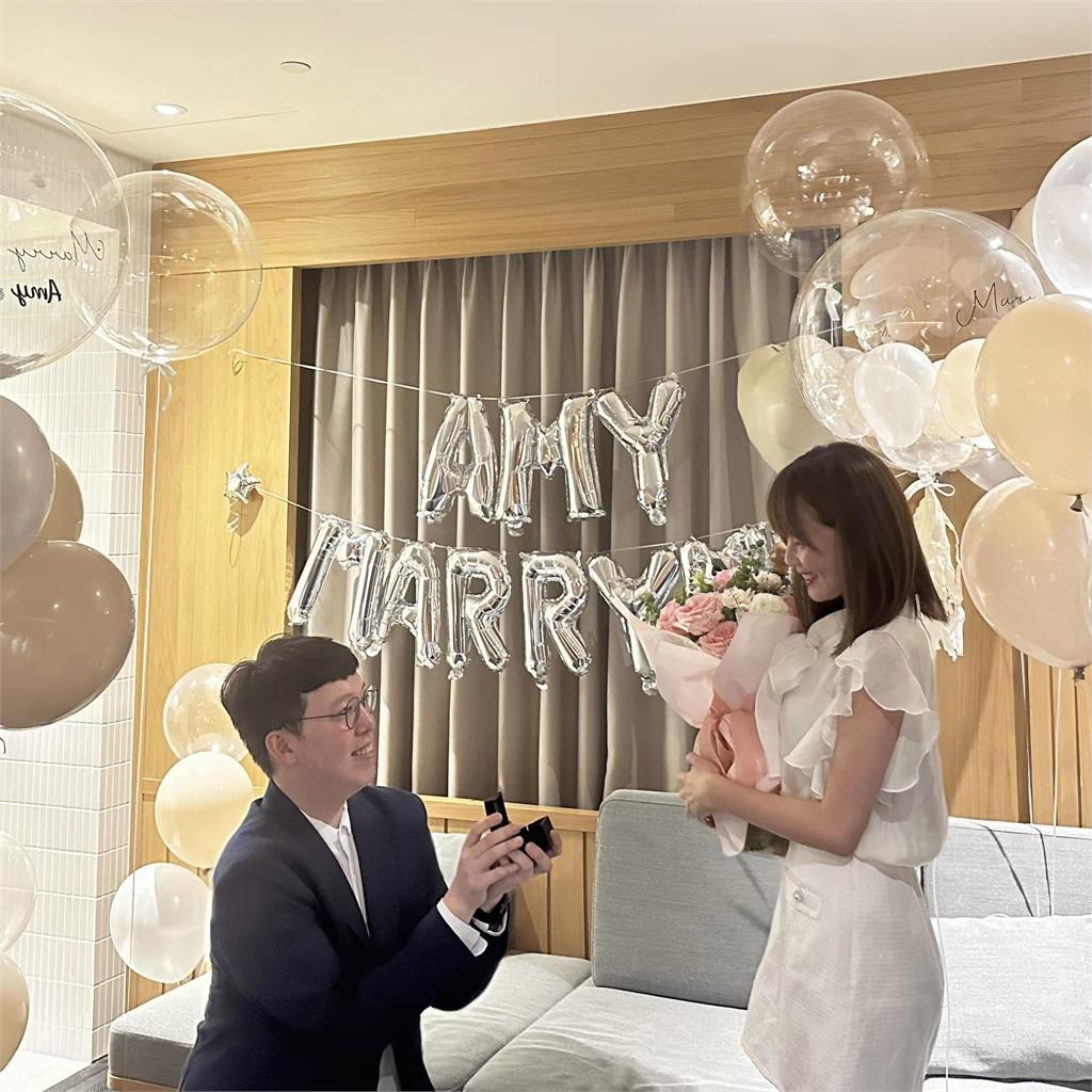 快新聞/柯文哲前幕僚曝喜訊!下跪向女友求婚 網送祝福:擺脫髒東西抱得美人歸