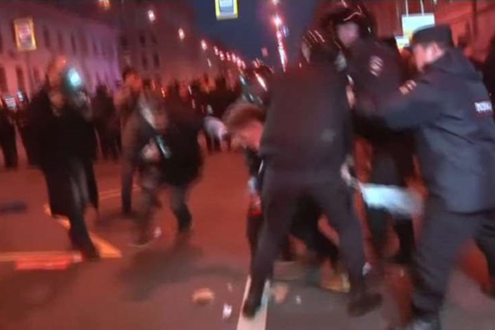 警民衝突！ 反對黨上街反蒲亭 200多人遭逮