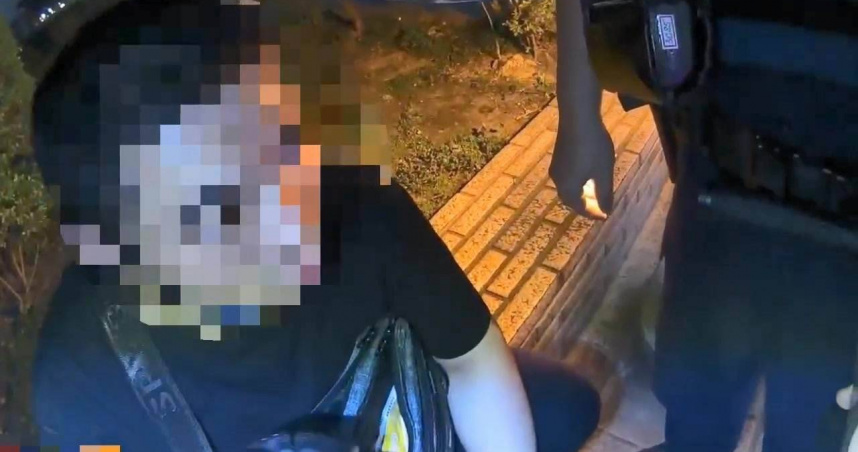 禁菸區抽菸遭盤查害收水手身分曝光　男包藏55萬贓款板橋車站落網