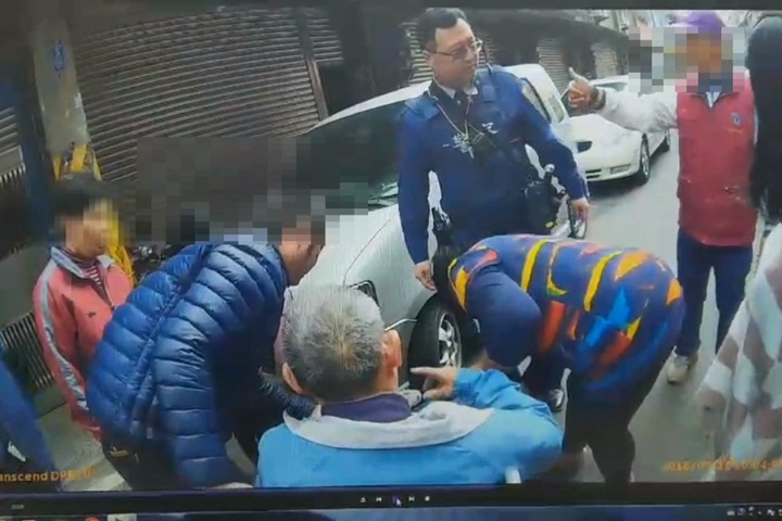 老翁雙腳無力回不了家 暖警二話不說背上他