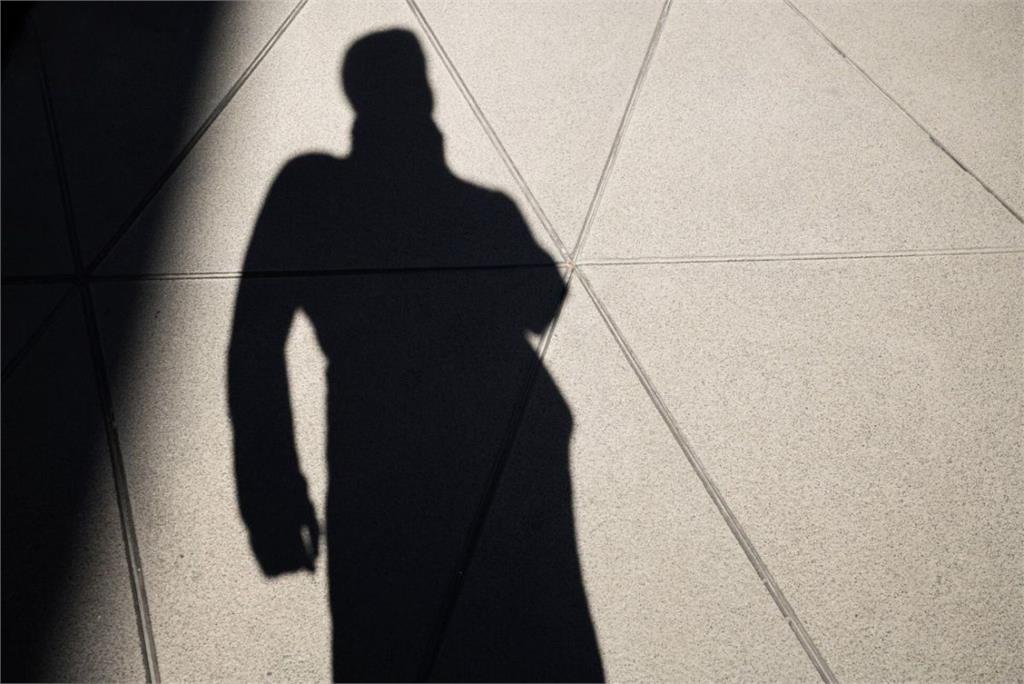 「解開褲子逼她摸」公園噁男強迫清潔工口交 丟30元封口下場慘!