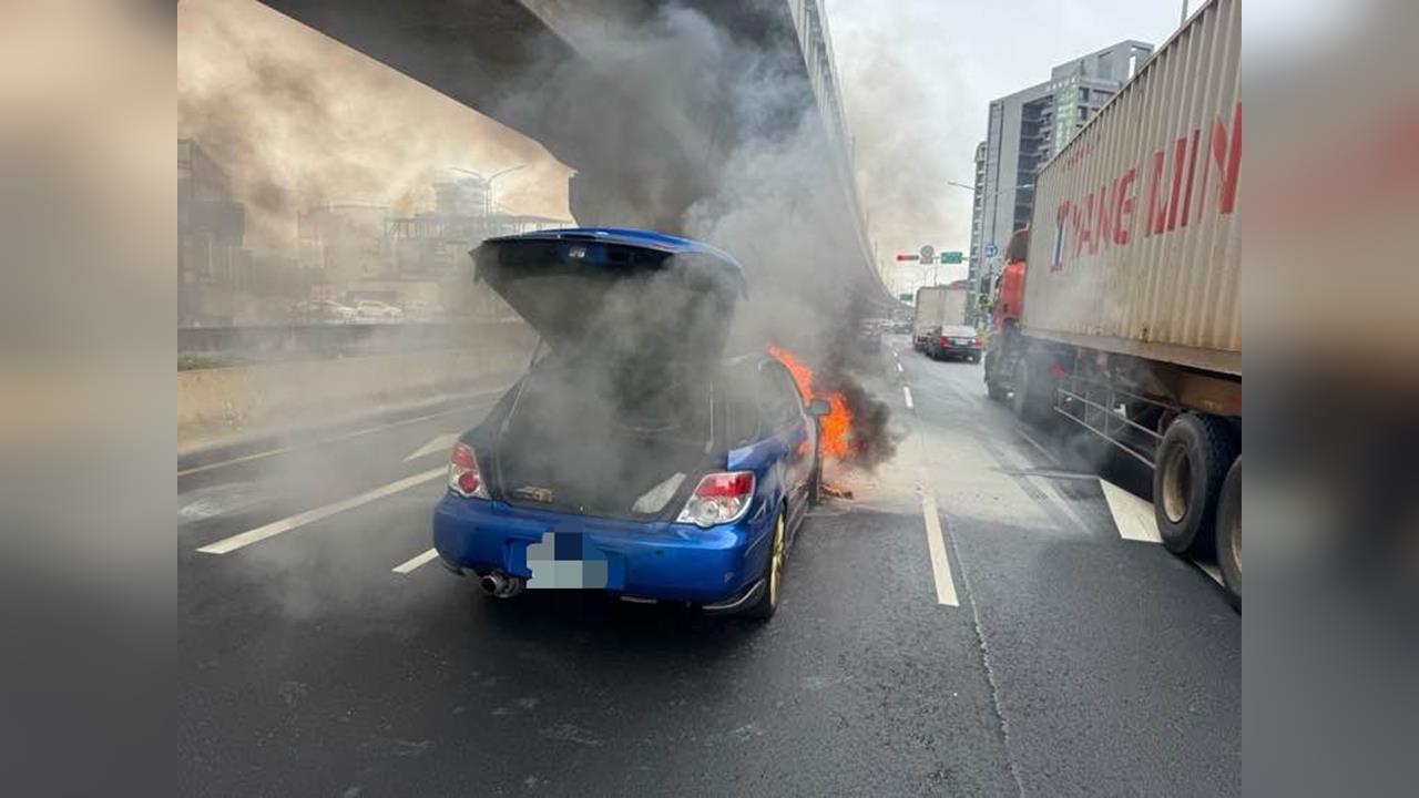 快新聞／桃園中壢火燒車！轎車陷火海成廢鐵　驚險畫面曝