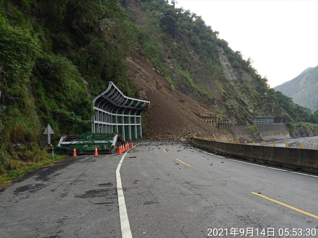 快新聞／台20線梅蘭路段邊坡落石道路中斷　估17日搶通