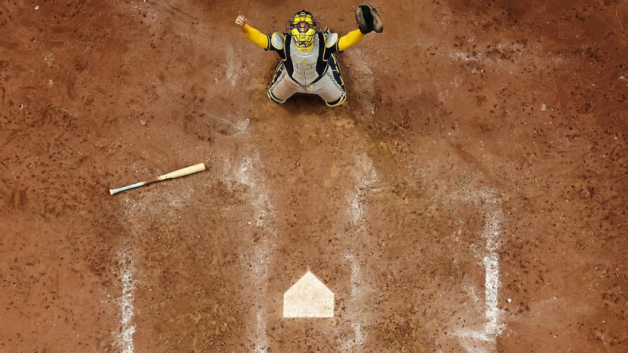 MLB／年度最佳照片！世界大賽MVP「跪地謝天」網讚爆　封王瞬間全家感動見證