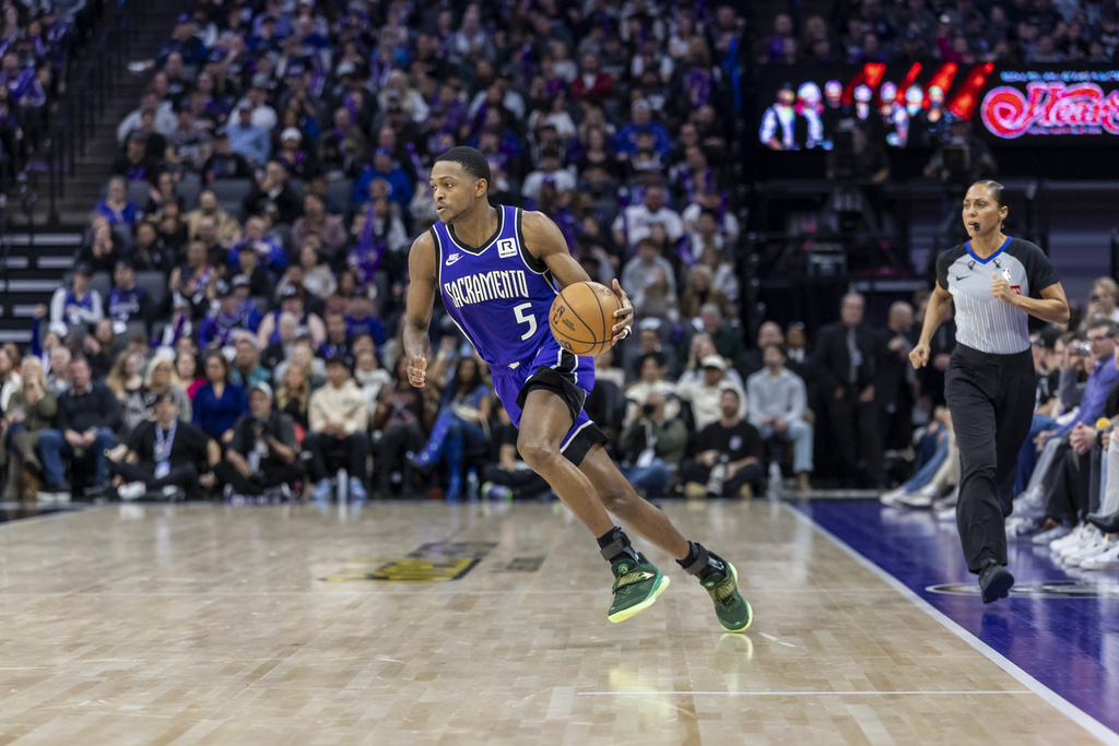 NBA(影)／191公分後衛跳球竟跳贏211公分中鋒　隊友拿到球馬上砍進3分