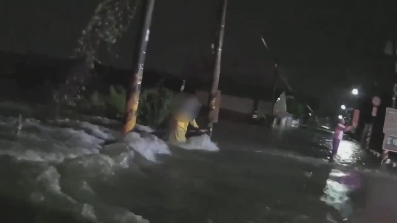屏東連日強降雨又逢大潮！　老翁騎車誤闖積水路段險遭沖走