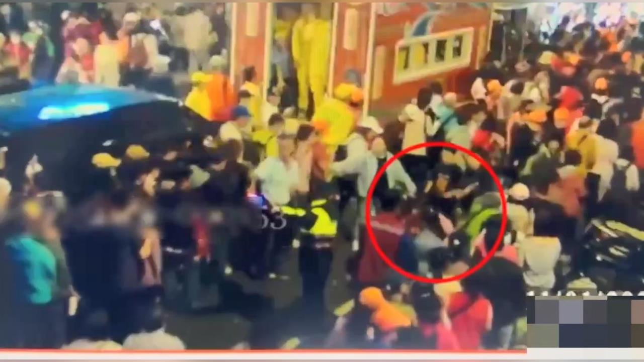 快新聞/「粉紅超跑」白沙屯媽祖繞境隨香信女突暈眩 板橋警速疏導人群協助送醫