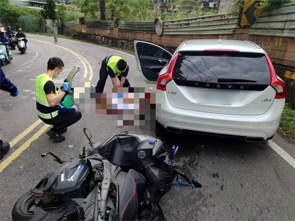 快新聞／新店嚴重車禍！機車、轎車相撞　女乘客困車底急送醫、男騎士身亡