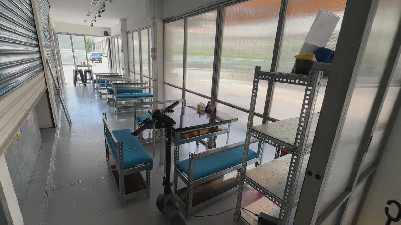 三角窗涼麵店占用騎樓　強裝鐵框門挨轟有礙交安