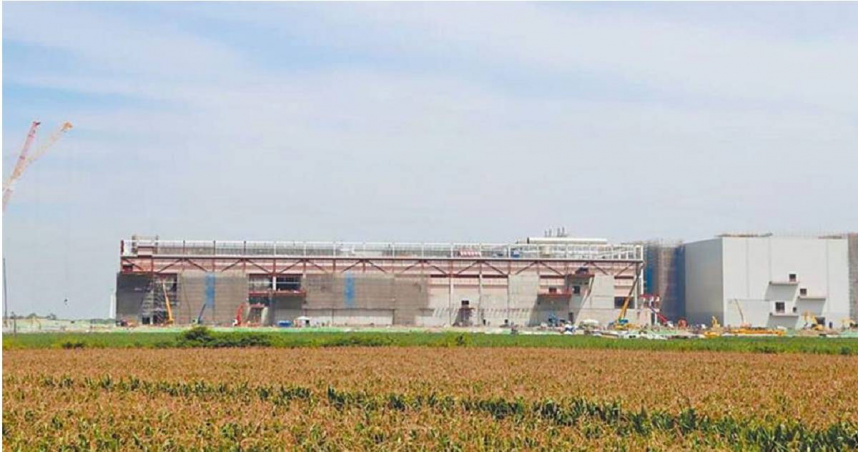 台積電嘉義廠工地傳工安意外!砂石車衝撞圍籬波及流動廁所 1工人因傷送醫
