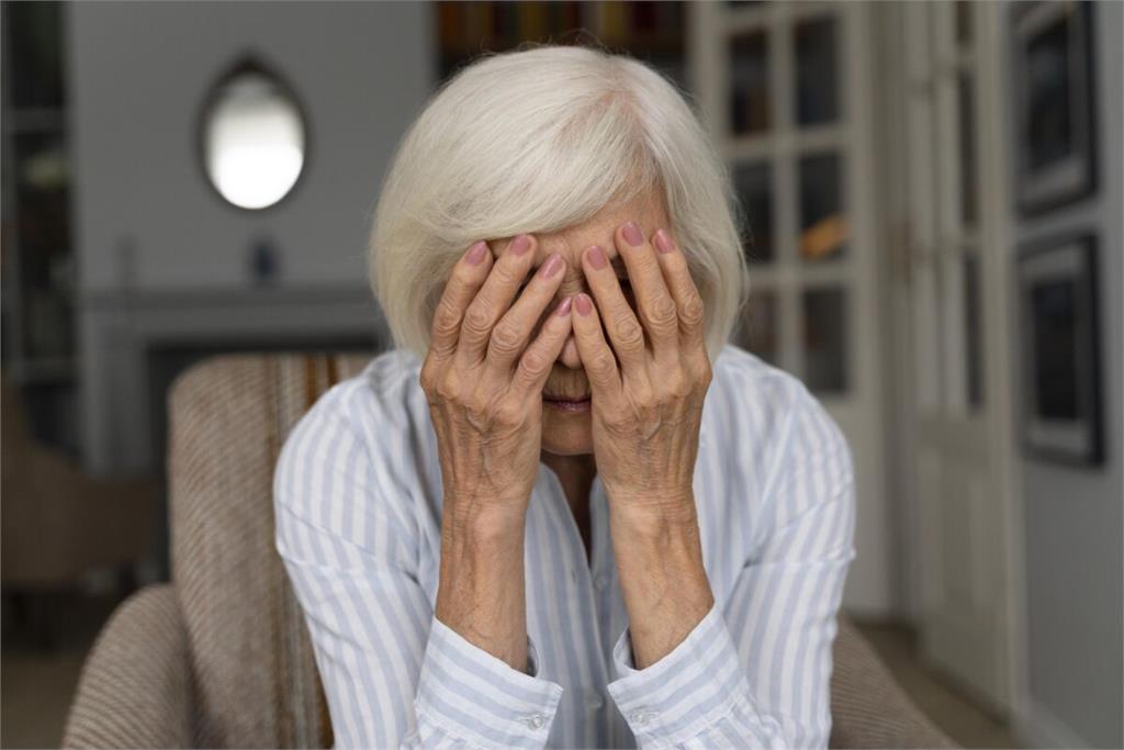 幫90歲嬤洗澡竟慾火焚身「硬了」!28歲男護士強逼摸下體
