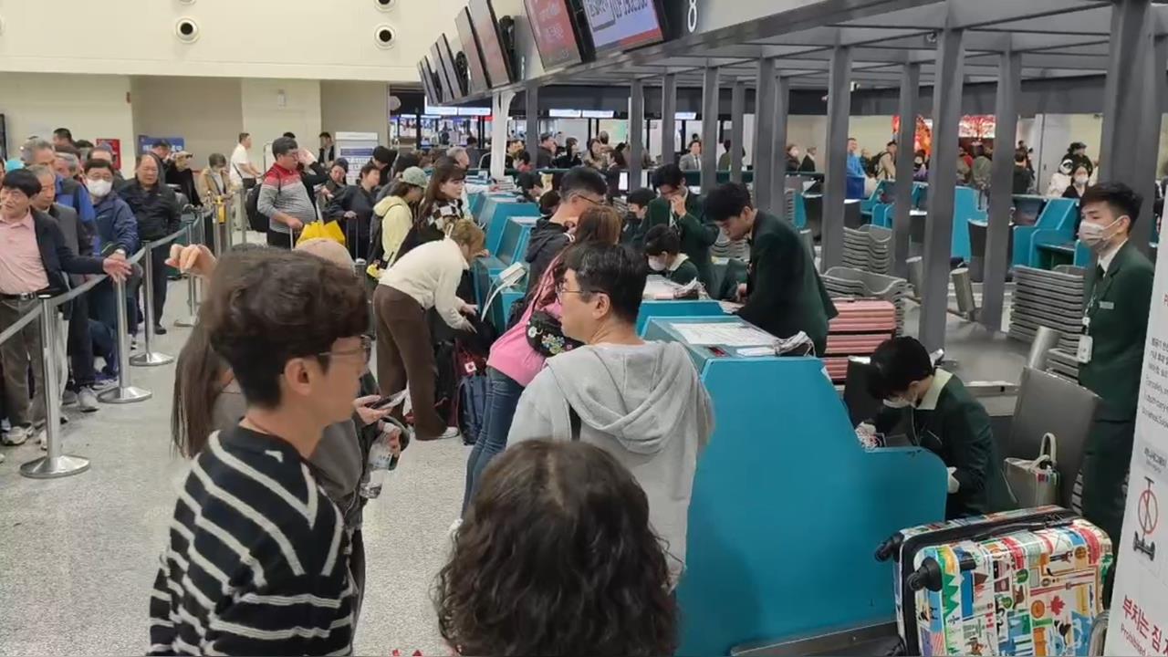 快新聞/故障排除!桃機系統恢復正常「人潮依然龐大」 建議提早到場辦手續