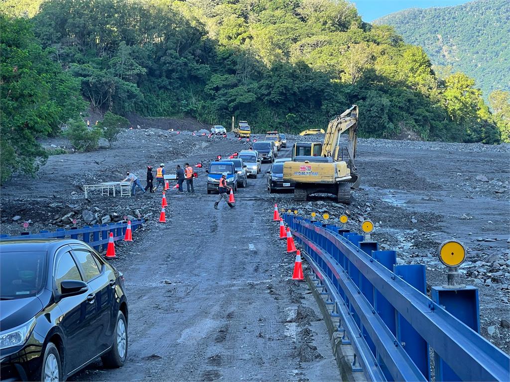 快新聞／明霸克露橋遭土石流沖斷近3週　今早便道搶通開放管制通行