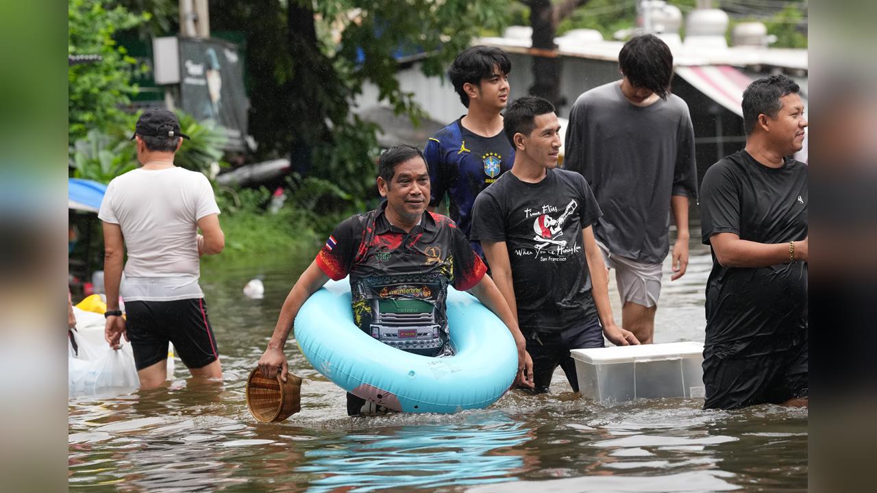 曼谷暴雨連下48小時慘淹水！　民眾拉船衝超市買物資