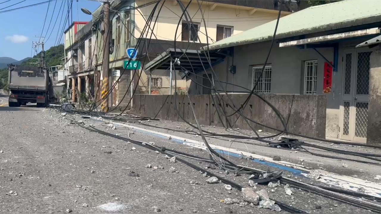 快新聞／疑閃避違規跨線車輛失控！宜蘭曳引車撞電桿「114戶停電」　台電搶修中