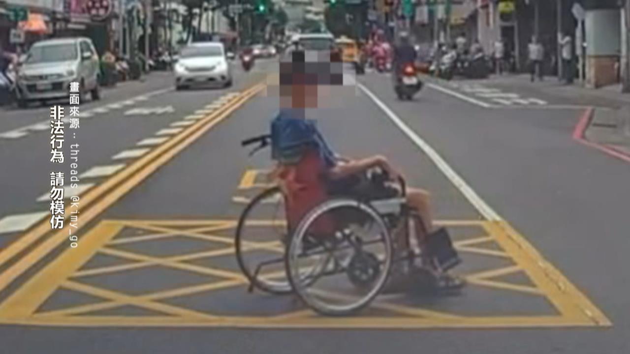 驚險！九旬翁「輪椅倒退嚕」過馬路　附近店家：他常這樣