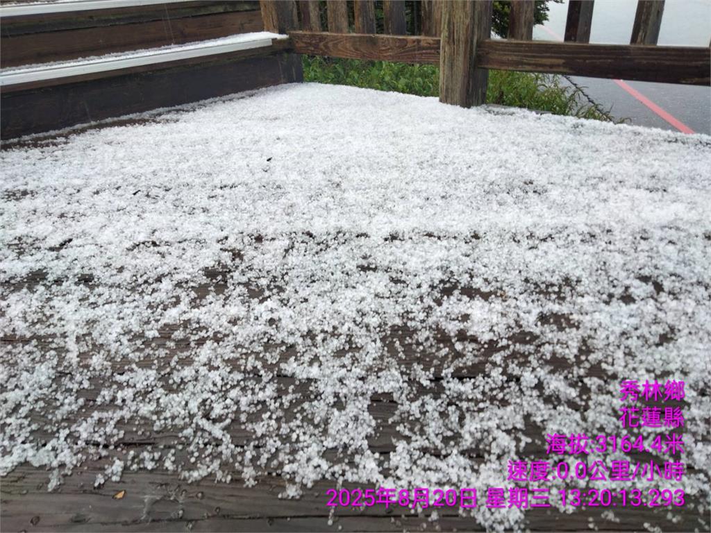 快新聞／合歡山東峰步道午後下冰雹　遊客驚呼：另類「雪景」