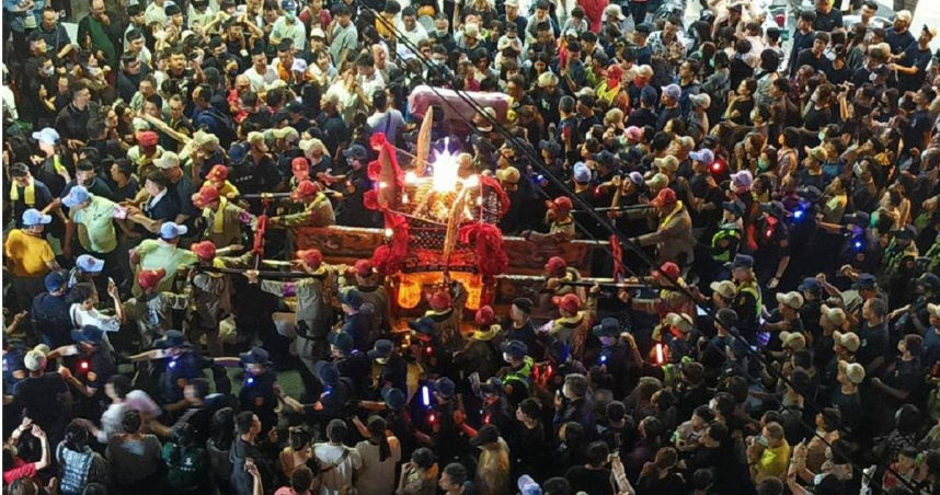 大甲媽遶境「搜刮150罐飲料、20包餅乾」！他狂吃狂喝狂拿還嗆：點心跟狗屎一樣