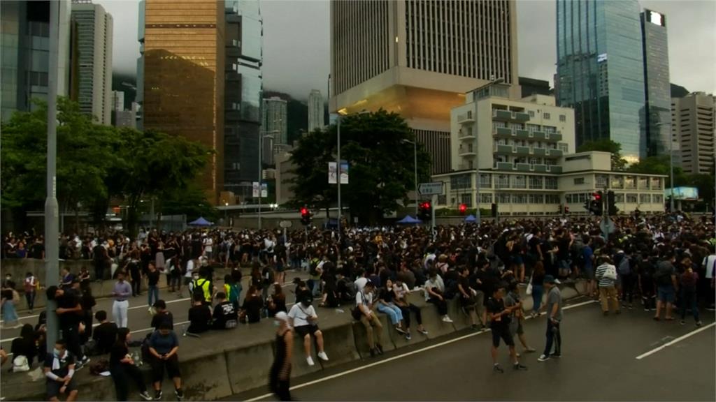 反送中／要求和<em>林鄭月娥</em>對話 香港2千人包圍特首辦