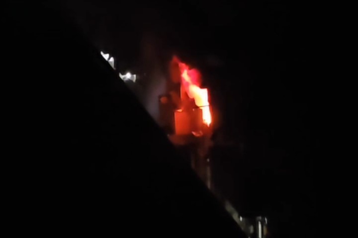 快新聞/北市萬華暗夜惡火!公寓五樓疑電線走火 消防隊緊急灌救