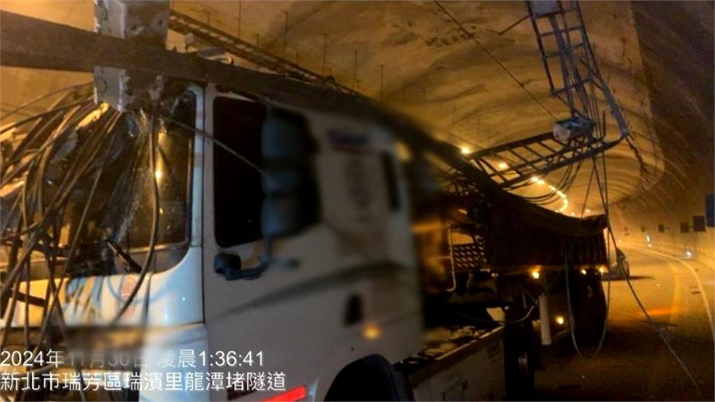 恐怖！龍潭堵隧道內整排燈軌掉落　砸毀兩車幸無人傷
