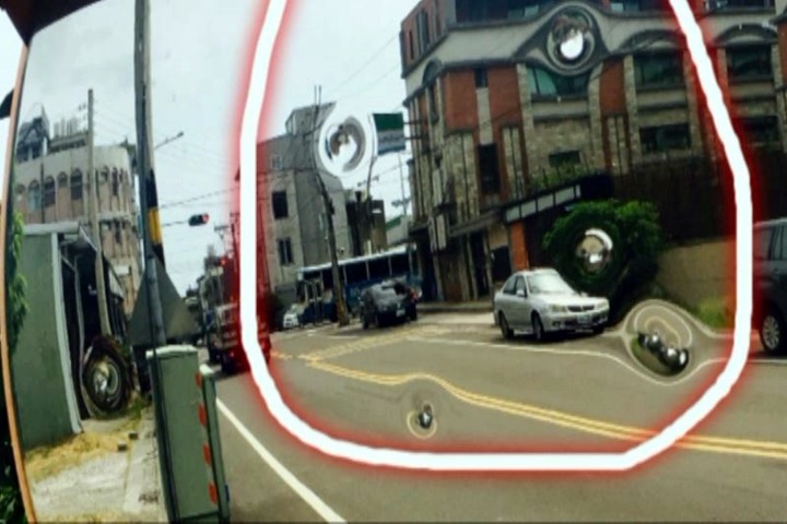 路口反射鏡疑遭試槍 影響用路人安全